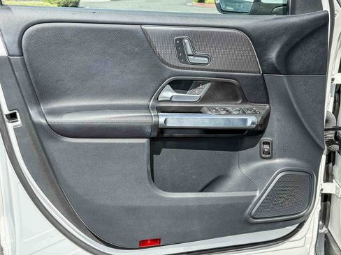 Used 2022 Mercedes-Benz GLB 250 4MATIC w/ Premium Package Lite image 19