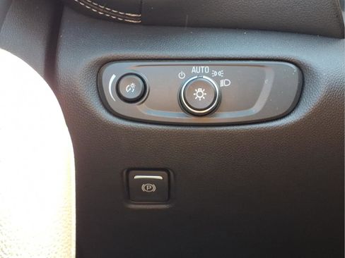 Used 2025 Chevrolet Blazer LT FWD image 16