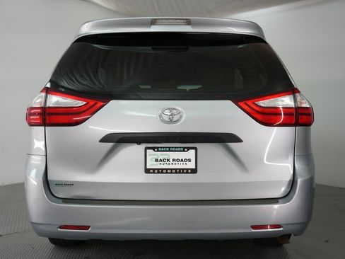 Used 2015 Toyota Sienna L image 8