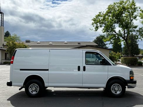 Used 2022 Chevrolet Express 2500 w/ Driver Convenience Package RWD image 7