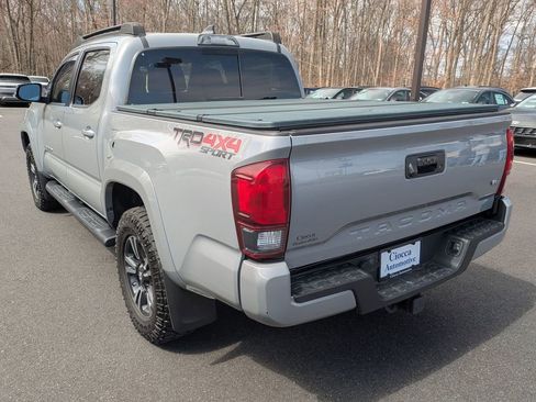 Used 2018 Toyota Tacoma TRD Sport AWD/4WD image 7