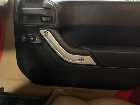 Used 2012 Jeep Wrangler Unlimited Rubicon w/ Dual Top Group AWD/4WD image 18
