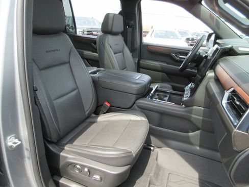 Certified 2025 GMC Yukon XL Denali w/ Sun & Power Step Package AWD/4WD image 26