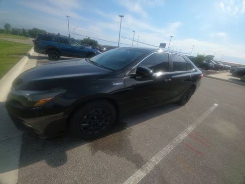 Used 2016 Toyota Camry LE FWD image 2