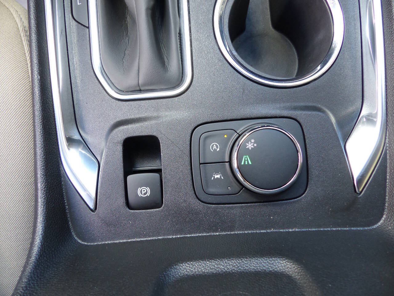Used 2023 Chevrolet Traverse LS w/ Safety Package FWD image 31