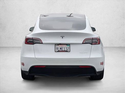 Used 2024 Tesla Model Y Long Range AWD/4WD image 7