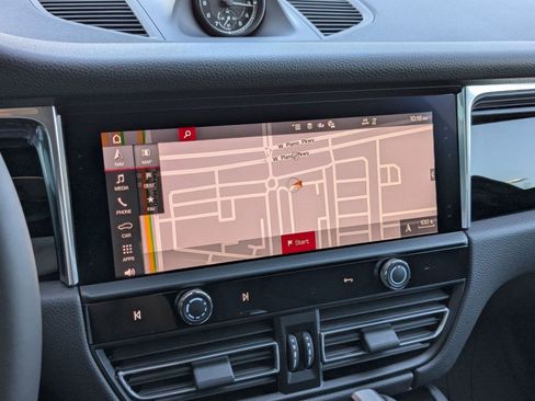 Certified 2025 Porsche Macan image 16