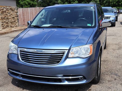 Used 2011 Chrysler Town & Country Touring-L w/ Driver Convenience Group FWD image 3