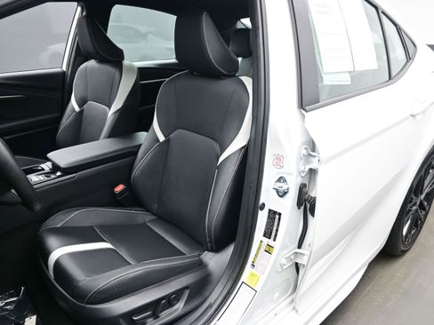 Used 2025 Toyota Camry SE image 12