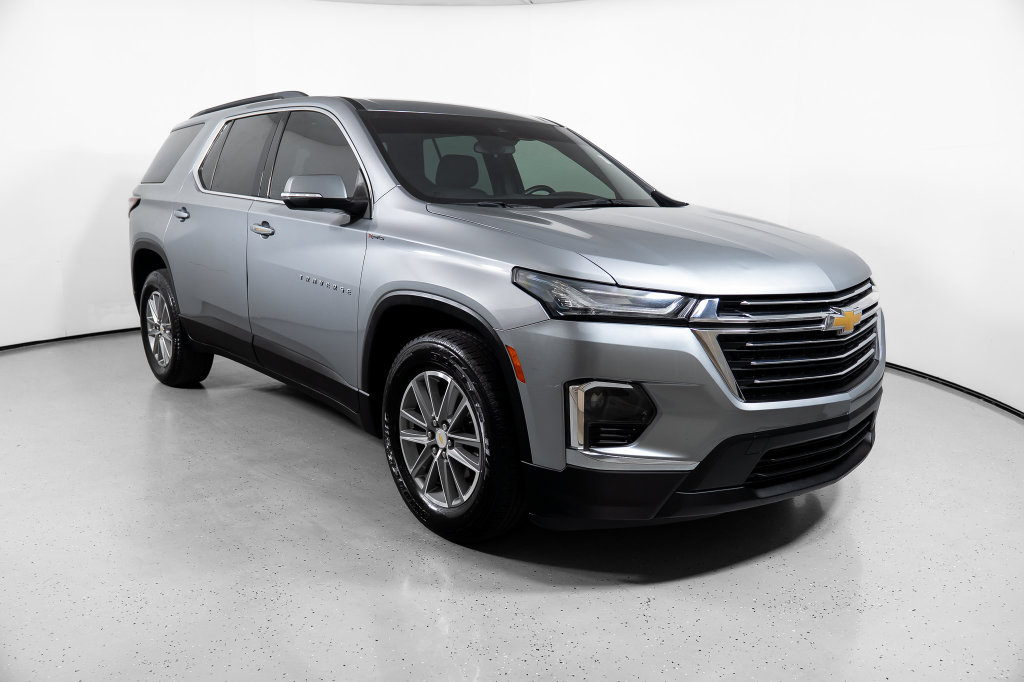 Used 2023 Chevrolet Traverse LT FWD image 2