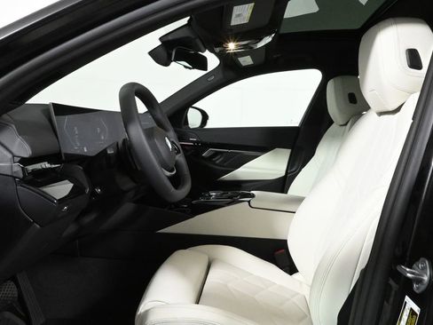 Used 2025 BMW 530i xDrive image 3