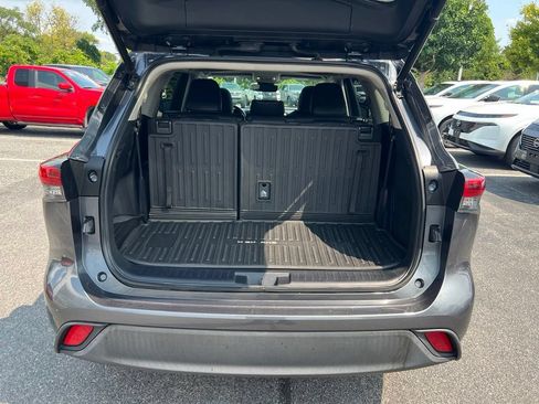 Used 2020 Toyota Highlander XLE AWD/4WD image 16