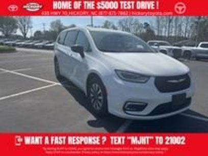 Used 2024 Chrysler Pacifica Select