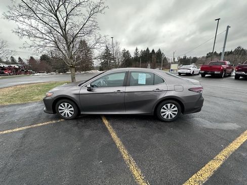 Used 2022 Toyota Camry LE image 6