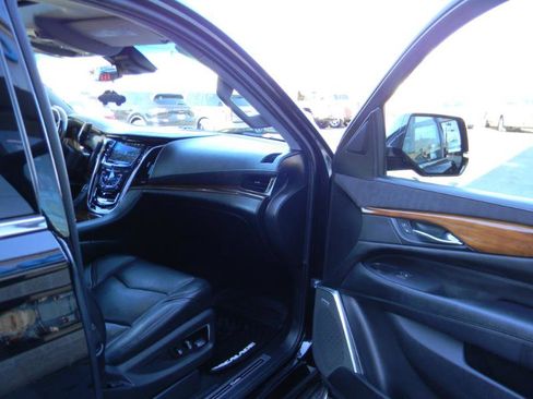 Used 2017 Cadillac Escalade Luxury image 24