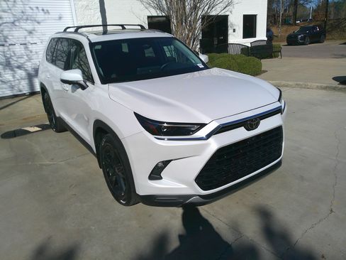 Used 2024 Toyota Grand Highlander Limited image 13