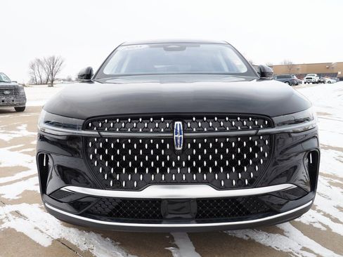 Used 2025 Lincoln Nautilus Premier image 2