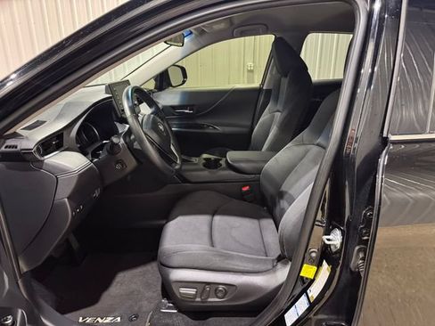 Used 2021 Toyota Venza LE w/ Carpet Mat Package (TMS) AWD/4WD image 10