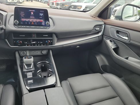 Used 2023 Nissan Rogue SV w/ SV Premium B Package FWD image 17