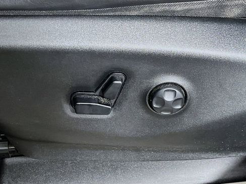 Used 2019 Chrysler Pacifica Limited FWD image 11
