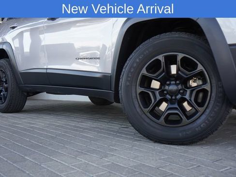 Used 2019 Jeep Cherokee Trailhawk AWD/4WD image 11