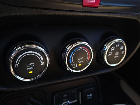 Used 2016 Jeep Renegade Latitude image 26