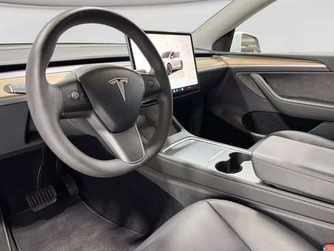 Used 2022 Tesla Model Y Long Range image 16