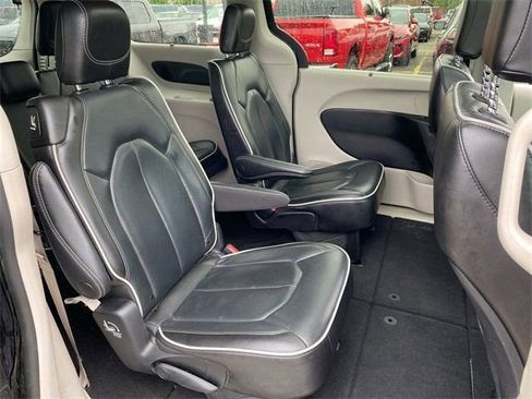 Used 2023 Chrysler Pacifica Limited image 22