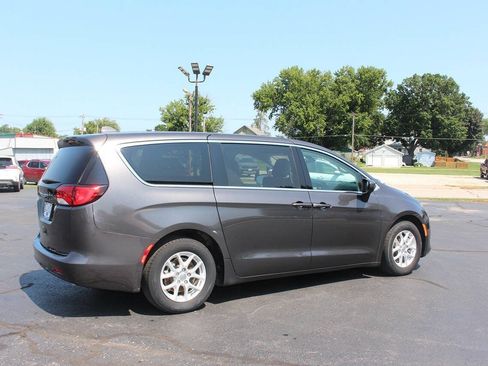 Used 2017 Chrysler Pacifica Touring FWD image 4