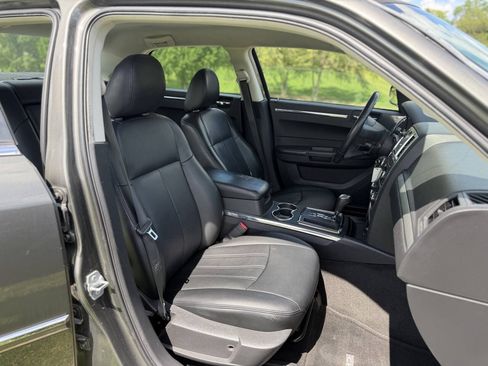 Used 2009 Chrysler 300 Touring RWD image 30