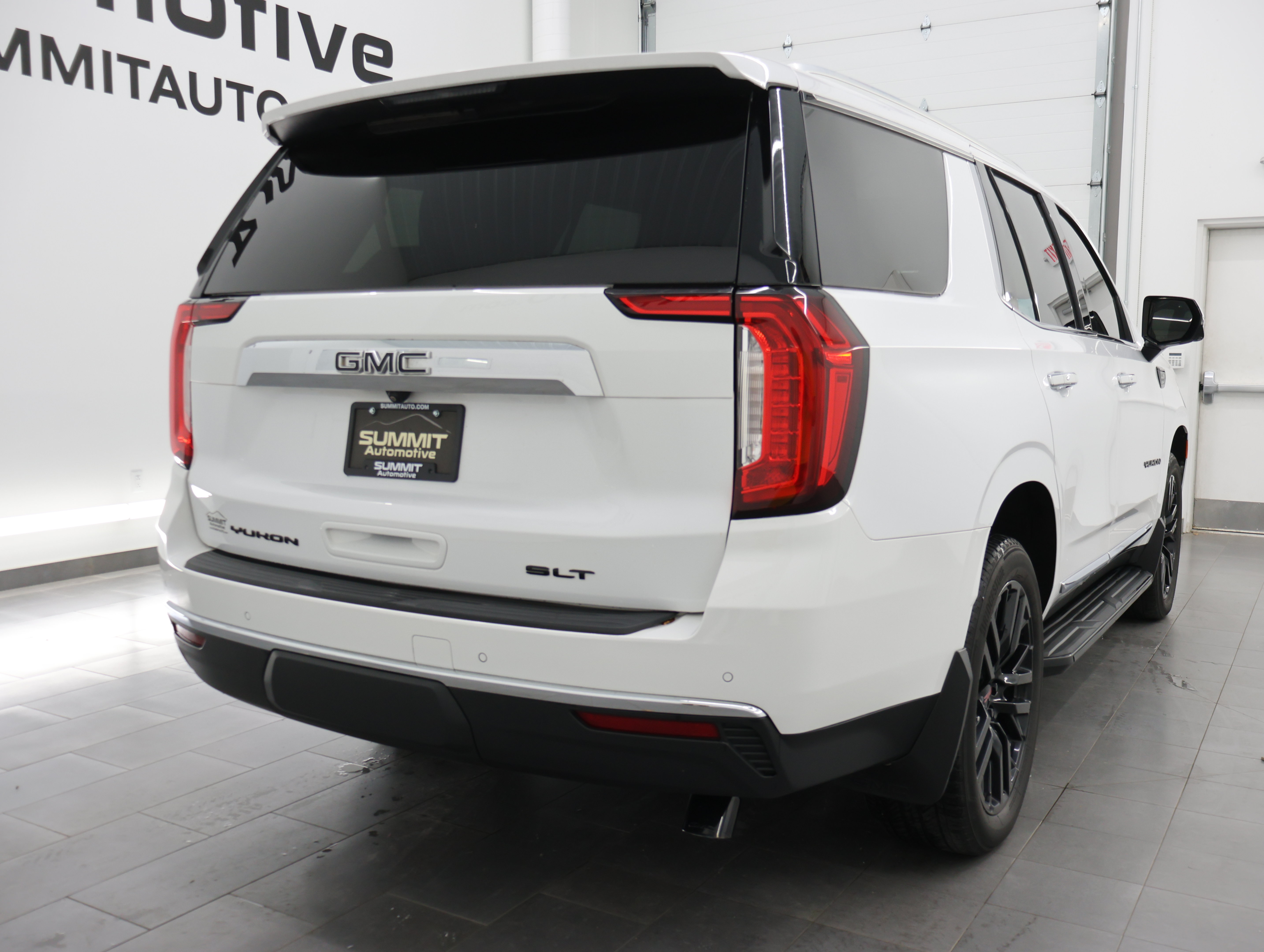 Used 2023 GMC Yukon SLT AWD/4WD image 5