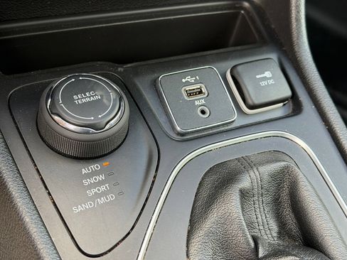 Used 2020 Jeep Cherokee Latitude w/ Quick Order Package 26F North AWD/4WD image 22