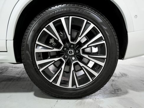 Used 2025 Volvo XC90 T8 Plus w/ Protection Package Premier image 40