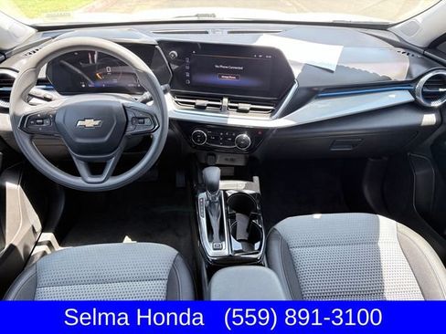 Used 2025 Chevrolet Trax LT FWD image 8
