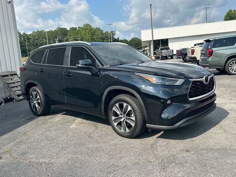 Used 2023 Toyota Highlander XLE FWD image 4