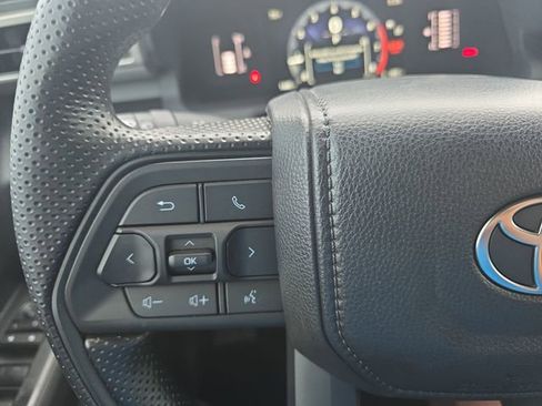Used 2025 Toyota Tacoma SR5 AWD/4WD image 17