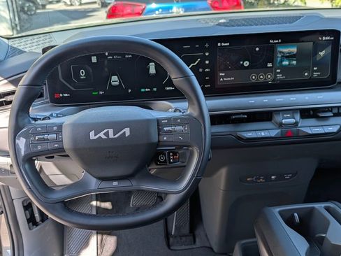 Used 2024 Kia EV9 Light RWD image 3