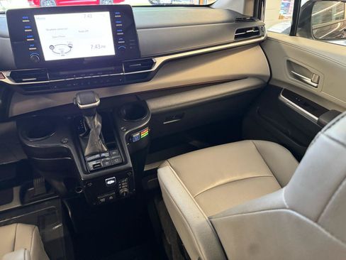 Used 2022 Toyota Sienna XLE FWD image 27