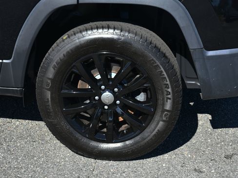 Used 2019 Jeep Cherokee Latitude Plus image 21