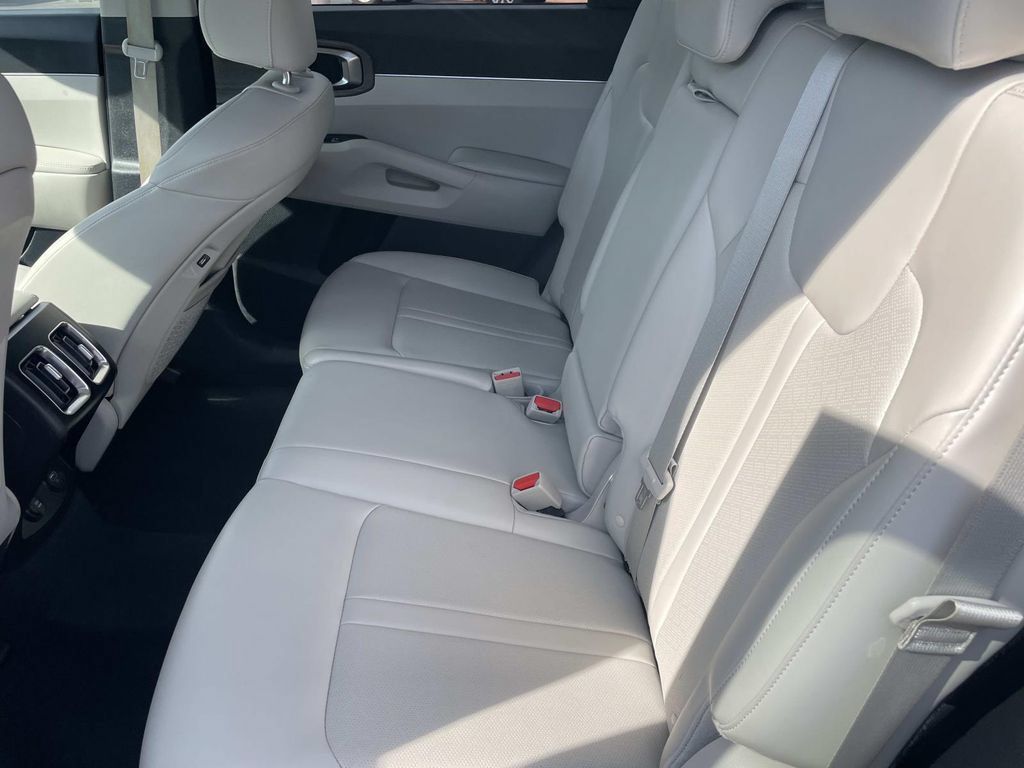 Used 2023 Kia Sorento S w/ Panoramic Sunroof Package AWD/4WD image 16