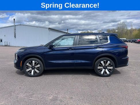 Used 2025 Mitsubishi Outlander AWD image 3
