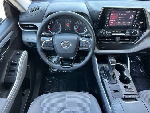 Used 2021 Toyota Highlander LE FWD image 13