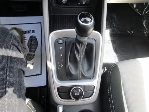 Used 2025 Hyundai Venue SEL FWD image 18