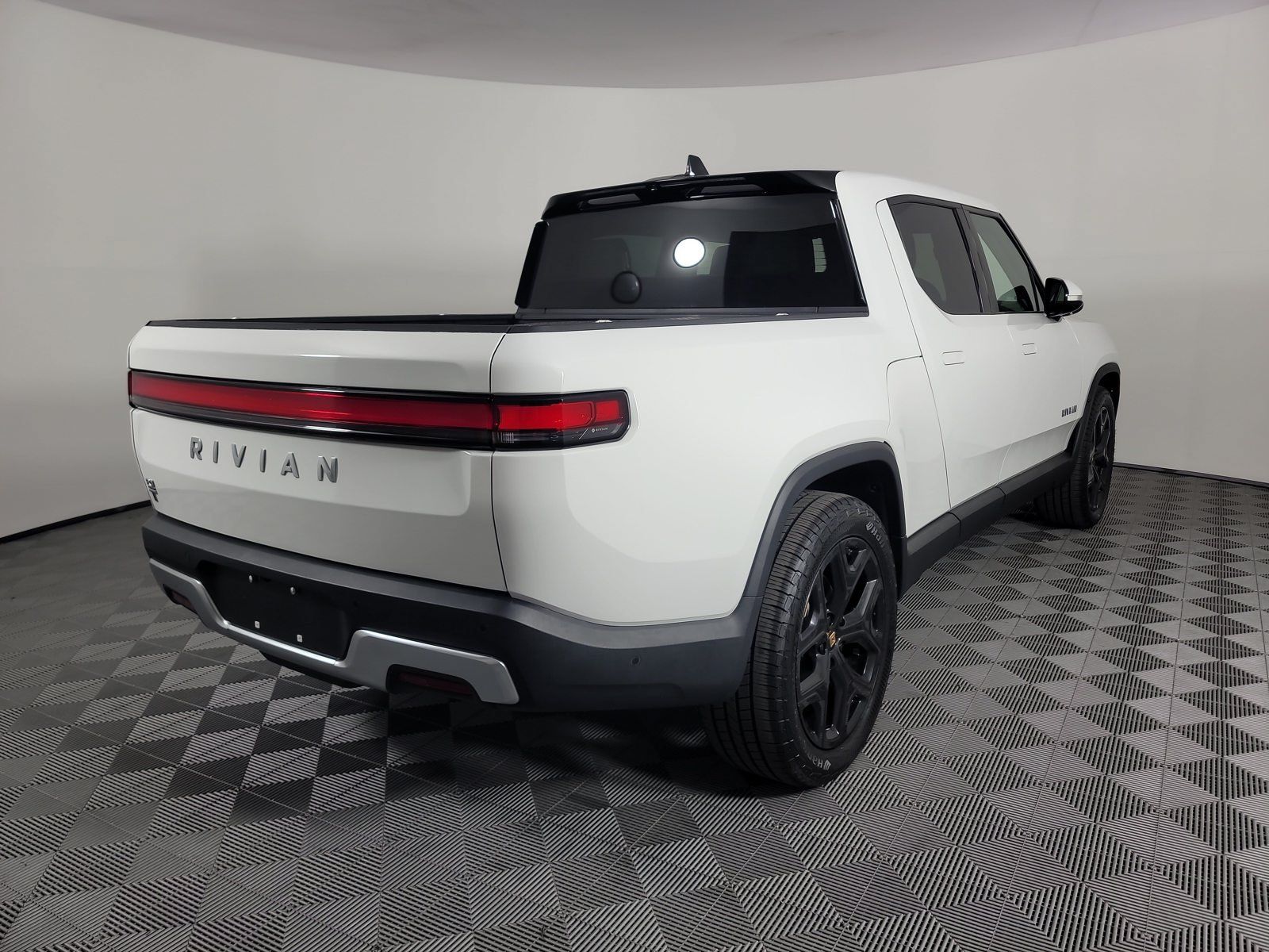 Used 2024 Rivian R1T Adventure Dual AWD/4WD image 5