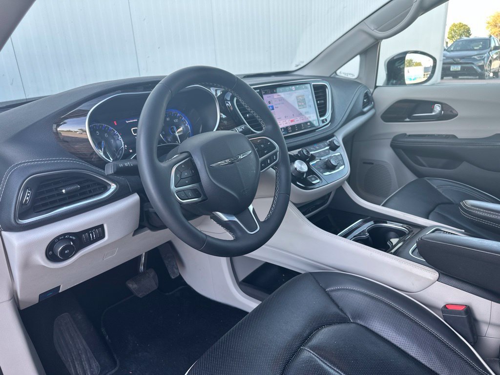 Used 2023 Chrysler Pacifica Limited w/ Uconnect Theater Family Group FWD image 15