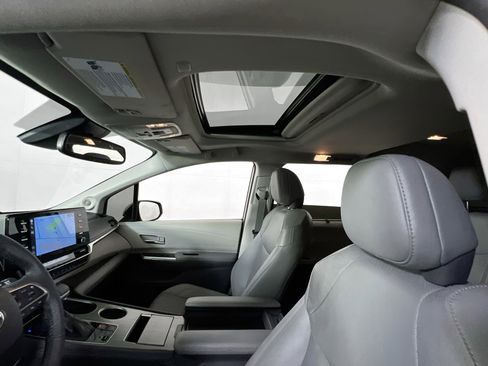 Used 2022 Toyota Sienna Limited image 22