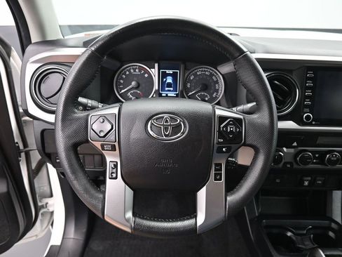 Certified 2022 Toyota Tacoma SR5 AWD/4WD image 16