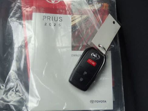 Used 2025 Toyota Prius LE FWD image 33