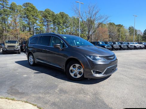 Used 2017 Chrysler Pacifica Touring-L Plus w/ Advanced Safetytec Group image 3