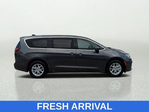 Used 2023 Chrysler Pacifica Touring-L FWD image 8